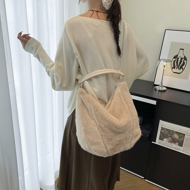 Commuter's All-matching One Shoulder Underarm Fur Bag Hover Image